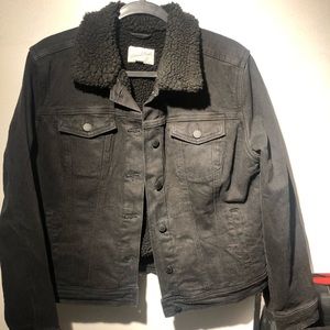 Black universal thread sherling Jean jacket size M